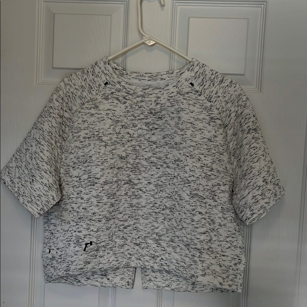 Cropped Gray Patterned Shirt